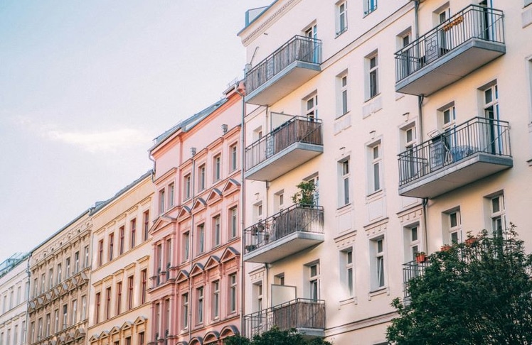 Wohnhäuser in Berlin: In der Hauptstadt sind die Mieten zuletzt leicht gesunken.