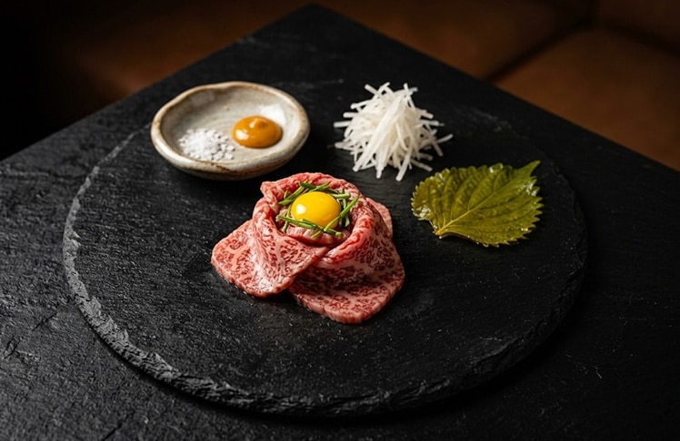 Ideal für eine Fleisch-Omakase: Hanwoo wird bei Degustationen gerne zu Beginn als Yukhoe (koreanisches Tartar) serviert. Bild per KI für Leadersnet generiert.