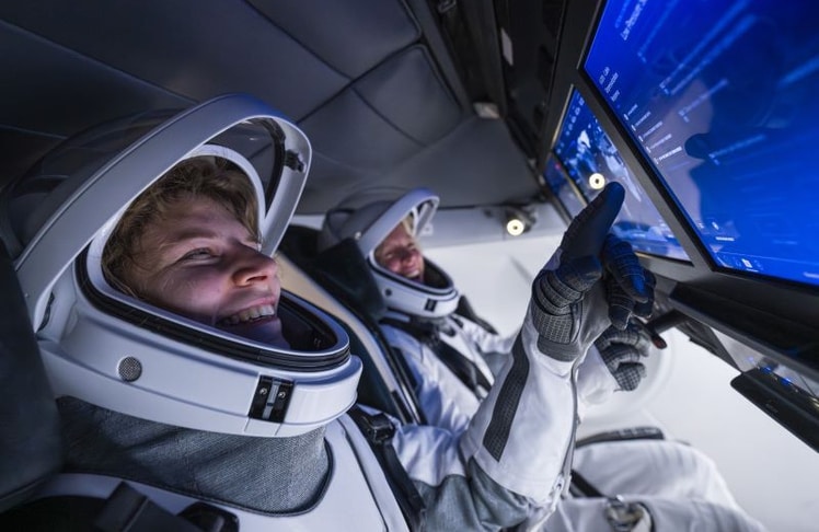 Rabea Rogge und Jannicke Mikkelsen beim Training für die Fram2-Mission in der Raumkapsel.