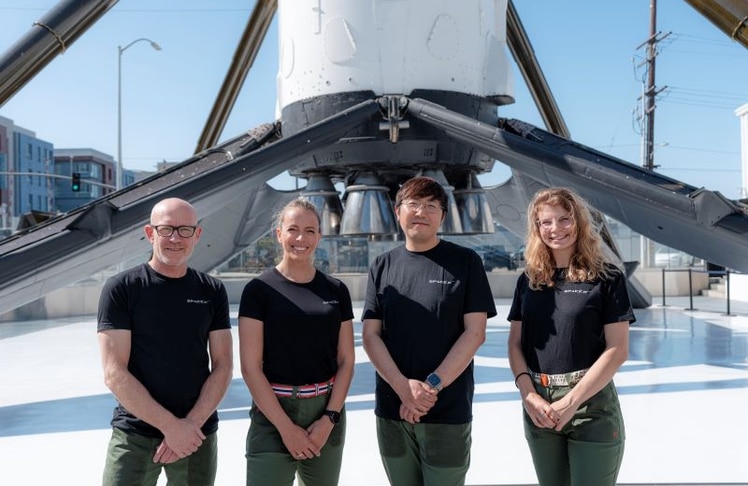 Fram2-Crew rund um Rabea Rogge vor einer Falcon-9-Rakete – das interdisziplinäre Team steht für eine neue Generation kommerzieller Raumfahrt.