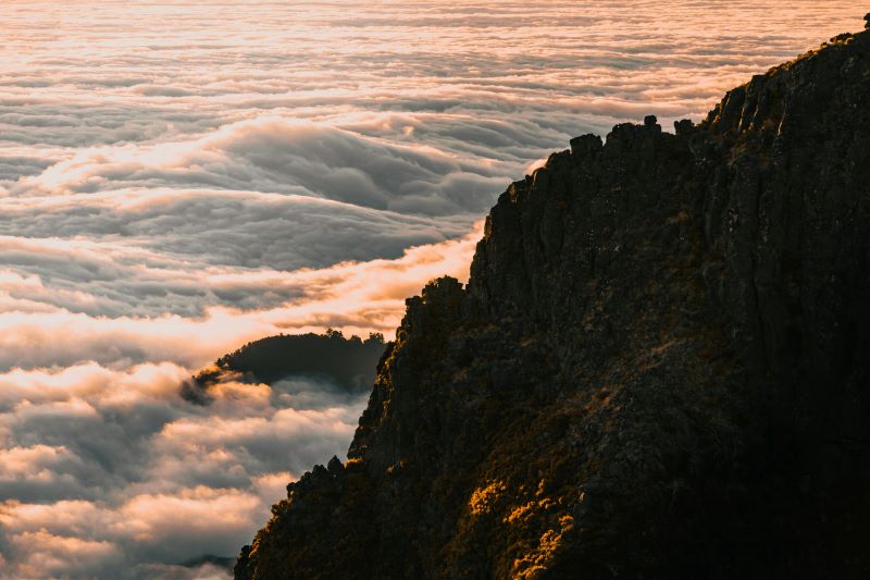 Goldener Moment über dem Wolkenmeer: Auf Madeira wird der Sonnenuntergang zum Gipfelerlebnis. © Ryank/Pexels