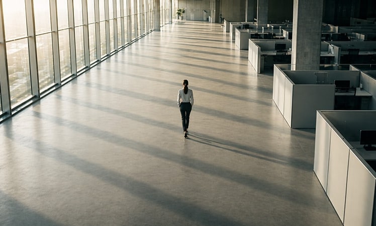 Selbstbestimmt arbeiten - dieses Gefühl im Job zu haben macht zufriedener als jedes Benefit-Programm. Bild per KI für Leadersnet generiert.