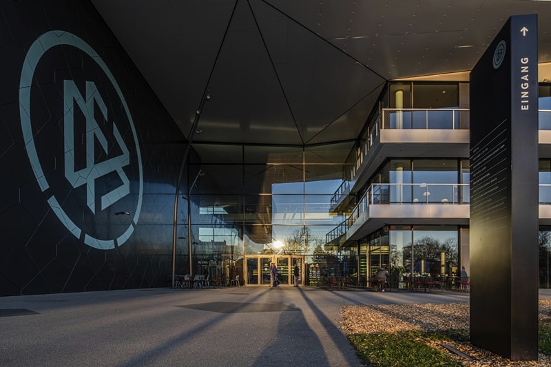 Der DFB Campus an der Frankfurter Kennedyallee (Bild: picture alliance / DFB / Michael Zimmermann)