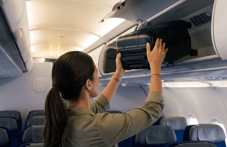 Künftig kostenpflichtig: Wer bei der Lufthansa im neuen Basic-Tarif reist, muss für den Kabinentrolley im Gepäckfach extra bezahlen.