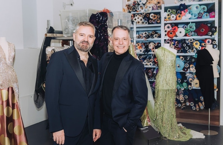 Adrian Runhof (links) und Johnny Talbot stellen ihre Paris-erprobten Werke in den nächsten Monaten in Augsburg aus; persönliche Führungen inklusive (Bild: Johann Sturz)