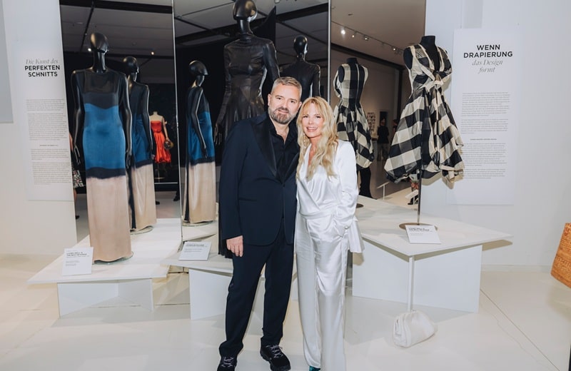 Adrian Runhof mit Casha Kellermann bei der Eröffnung von "Celebrating Fashion" (Bild: Johann Sturz)