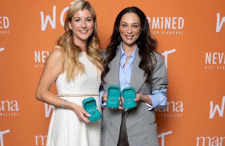 Christine Marhofer und Lilly Becker mit Schmuckstücken der Marke mandana, besetzt mit Labordiamanten aus eigener Nevermined-Produktion.