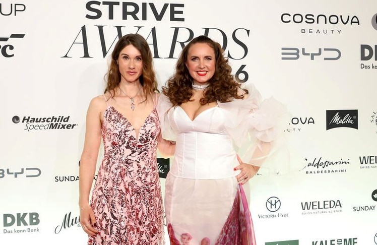 Janina Lin Otto (links) und Katharina Wolff (rechts) bei den STRIVE Awards 2026 in Hamburg – Wolff eröffnete den Abend auch musikalisch.