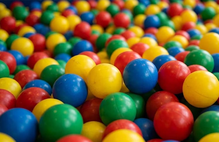 Da werden Kindheitserinnerungen wach: In den 80er und 90er-Jahren waren Bällebäder in vielen McDonalds-Filialen ein fixer Bestandteil. Bild per KI für Leadersnet generiert.