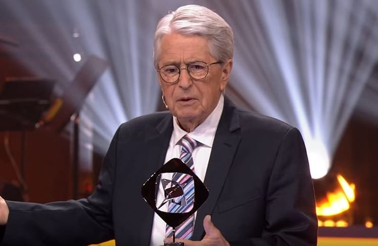 Gerührt und unter stehenden Ovationen des Publikums nahm Frank Elstner die Besondere Ehrung des Deutschen Volkshochschul-Verband am Freitag, 24. April 2026 in Marl entgegen