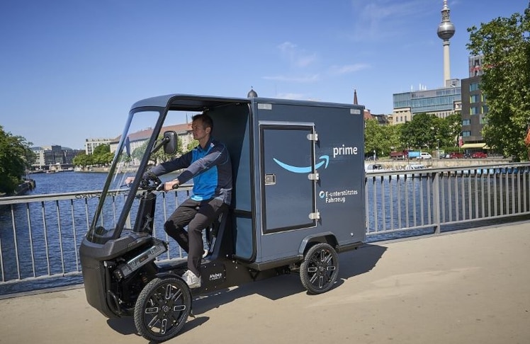 Wirtschaftsverkehr der Zukunft: Ein Amazon e-unterstütztes Lieferfahrzeug auf dem Weg durch Berlin. Bis zu 2 Millionen Pakete sollen künftig per E-Rad in der Hauptstadt zugestellt werden.