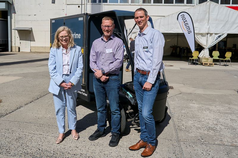 E-Logistik für Berlin (v.l.n.r.): Senatorin Ute Bonde, Martin Andersen (Amazon) und Konrad Schlösser (Mubea) eröffnen den neuen Mikromobilitäts-Hub in Treptow für zwei Millionen Pakete jährlich. © Amazon Deutschland Services GmbH