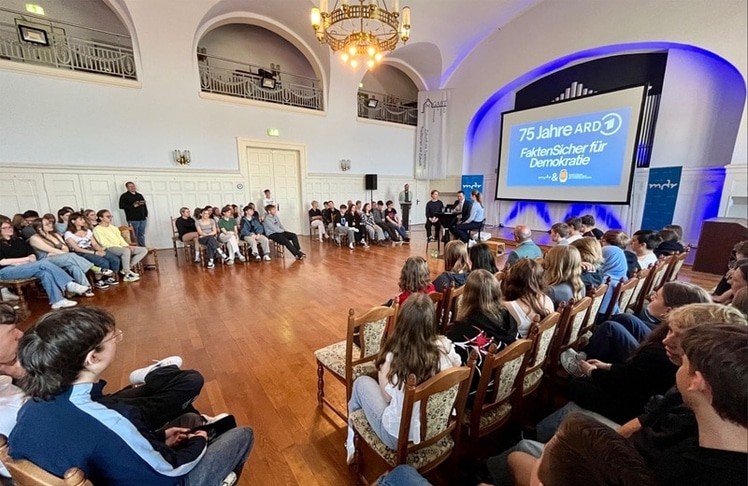 MDR-Intendant Ralf Ludwig stand Schulklassen auch im letzten Jahr Rede und Antwort, hier in Borna