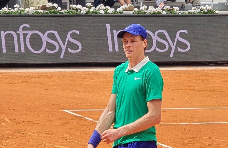 Hochgradig personalisierte Nahrungsergänzungsmittel, eingenommen zum exakt richtigen Zeitpunkt - all das soll dem Tennisprofi Jannik Sinner helfen sein Energielevel während eines Spiels konsequent hoch zu halten. © Wiki Commons, like tears in rain