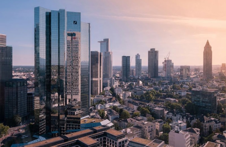 Blick auf das Finanzzentrum Frankfurt: Eine aktuelle Analyse zeigt, welche Institute bei Konditionen und Service führen.