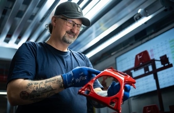 Neue Jobs trotz Krise – Tesla stellt ein, BMW baut Werk in Berlin aus