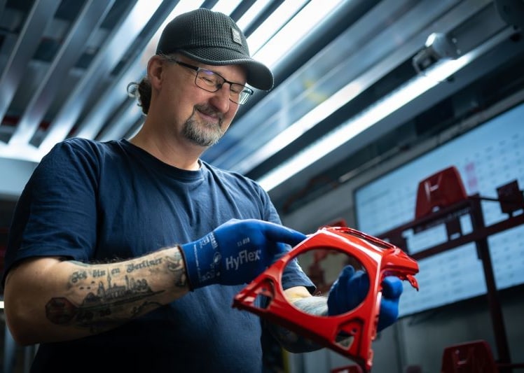 Neue Jobs trotz Krise – Tesla stellt ein, BMW baut Werk in Berlin aus