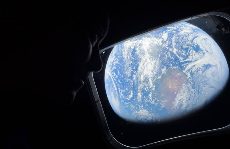 Blick aus der Orion-Kapsel auf die Erde: Artemis 2 erreicht auf Flugtag 5 die Einflusssphäre des Mondes und nähert sich am folgenden Flugtag dem Mondvorbeiflug.