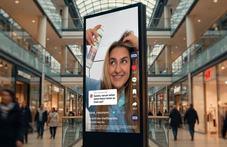 Creator-Content im TikTok-Stil wird bei Rossmann als Digital-out-of-Home-Motiv in Einkaufszentren ausgespielt und verbindet Social Media mit stationärem Handel.