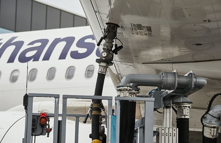 Flugzeugbetankung am Vorfeld: Treibstoffversorgung entwickelt sich zum Engpass für Airlines.