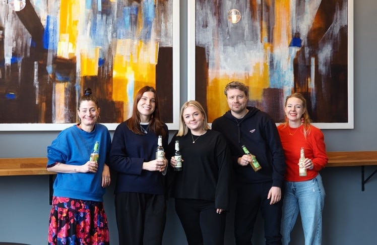 Auf gute Zusammenarbeit: Petra Schotten (Creative Director Copy Saint Elmo's Hamburg), Larissa Simm (Werkstudentin für Brand Experience & Activation Drinks & More GmbH & Co. KG), Julia Happe (Brand & Trade Marketing Managerin Proviant), Max Kuska (Head of Brand Management & Off-Trade Marketing Drinks & More GmbH & Co. KG) und Anna Lee Sønnichsen (Managing Director Saint Elmo's Hamburg)