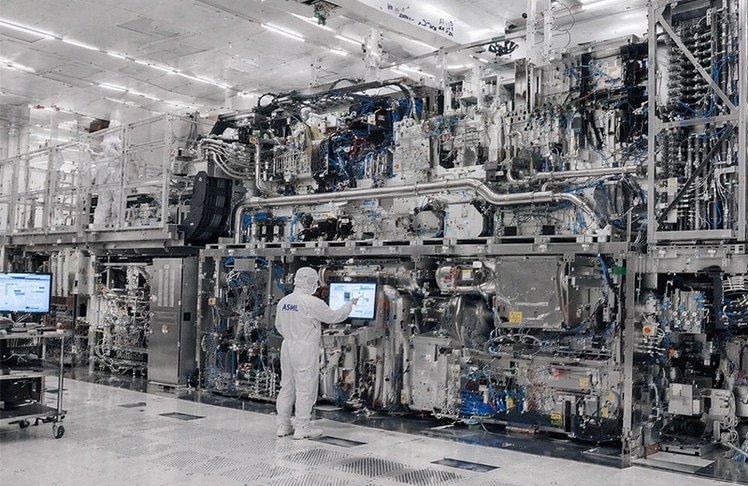 ASML bleibt ein strategischer Baustein jeder globalen Technologie-Architektur, doch die Aktie ist von einer reinen Wachstumsstory zu einem komplexen politisch-ökonomischen Hedge geworden.  © Per KI für Leadersnet generiert