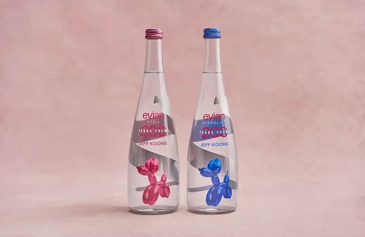 Jeff Koons gestaltete für das 200-jährige Jubiläum von evian eine limitierte Flaschenedition, inspiriert von seinem ikonischen „Balloon Dog“. Foto: evian / Danone DACH