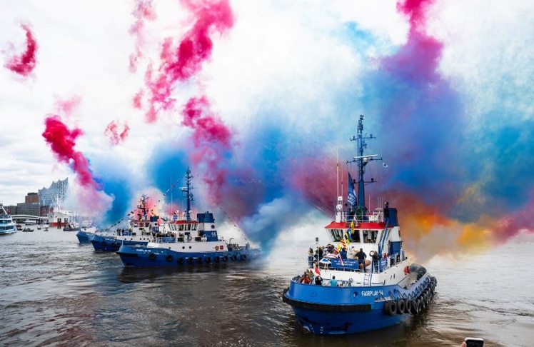 Farbiger Rauch und Wasserfontänen machten das Schlepperballett erneut zu einem Höhepunkt des Hafenfests. © Hamburg Messe und Congress/Romanus Fuhrmann
