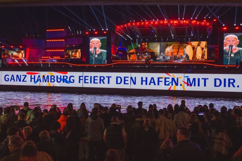 Weltrekord-Bühne bei Nacht: Die schwimmende Bühne auf der Elbe wurde offiziell als größte ihrer Art ausgezeichnet. © Hamburg Messe und Congress/Rene Zieger