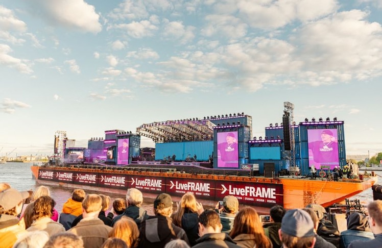Hunderttausende Besucher:innen verfolgten beim 837. Hamburger Hafengeburtstag die Konzertreihe "Elbe in Concert" auf der größten schwimmenden Bühne der Welt, die offiziell einen Guinness-Weltrekord erhielt. © Hamburg Messe und Congress/Jan Wagner