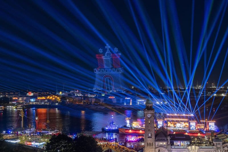 Mehr als 1.200 Drohnen illuminierten beim 837. Hamburger Hafengeburtstag den Nachthimmel über der Elbe und inszenierten die Hamburger Skyline rund um die Landungsbrücken. © Hamburg Messe und Congress/Ibrahim Ot