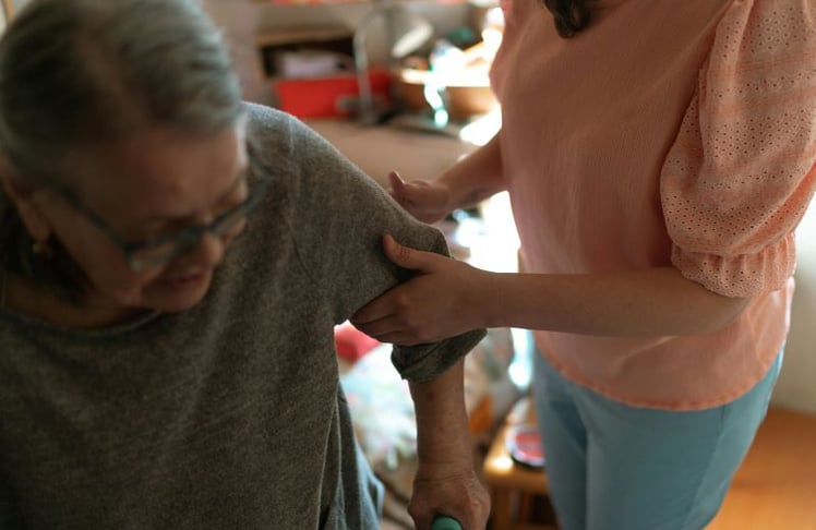 Pflegende Angehörige stehen durch die Betreuung von Eltern oder Partner:innen neben dem Beruf häufig unter hoher körperlicher und psychischer Belastung.