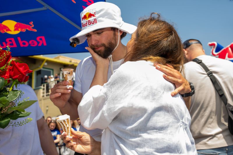 Versprechen zum Muttertag: Ausnahmeathlet Arda Saatçi umarmt seine Mutter nach 604 Kilometern im Ziel am Santa Monica Pier. © Cameron Moon / Red Bull Content Pool