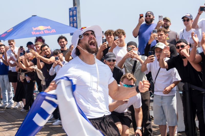 Grenzerfahrung in Santa Monica: Ausnahmeathlet Arda Saatçi lässt im Ziel am Pazifik seinen Emotionen freien Lauf, nachdem er 604 Kilometer durch das Death Valley bezwungen hat. © Cameron Moon / Red Bull Content Pool