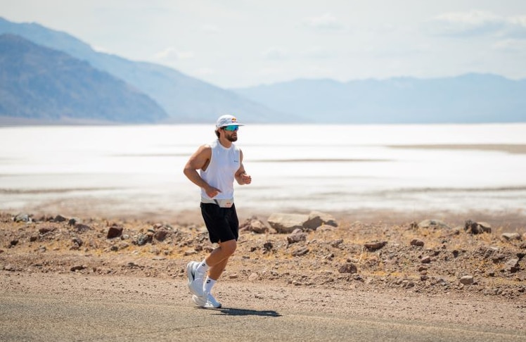 Der Berliner Extremsportler Arda Saatçi absolvierte einen 604,5 Kilometer langen Ultralauf vom Death Valley bis nach Los Angeles. Der deutsche Athlet kämpfte dabei mehr als 123 Stunden gegen extreme Hitze, Schlafentzug und körperliche Belastung.