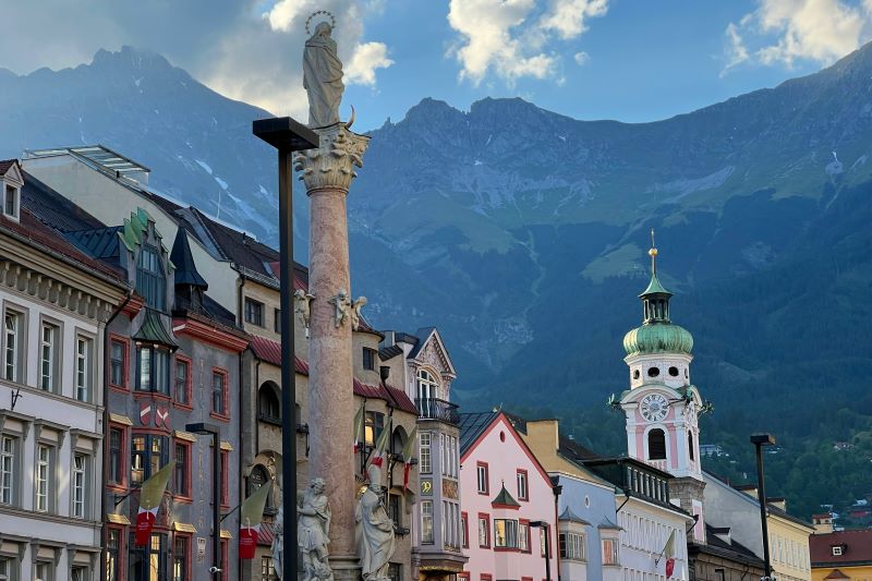 Immer mehr Deutsche ziehen nach Österreich – Städte wie Innsbruck profitieren von hoher Lebensqualität und Alpenpanorama. © Miguel Ángel Sanz/Unsplash