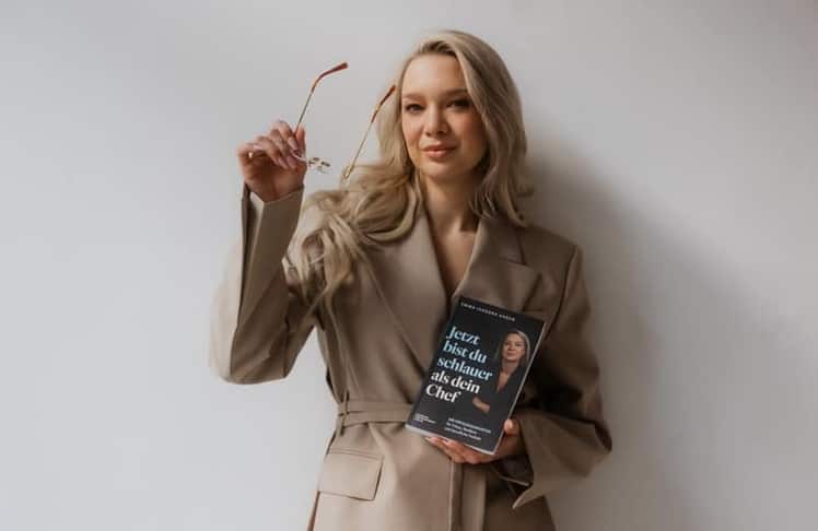 "Wenn man zu den relevanten Stimmen gehören möchte, muss man Inhalte schaffen, die neu sind oder bekannte Themen anders erzählen", sagt Emma-Isadora Hagen, die im März ihr Buch "Jetzt bist du schlauer als dein Chef" veröffentlicht hat