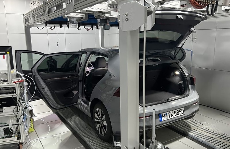 Messungen im Fraunhofer-Institut für Bauphysik: Der ADAC untersuchte Schadstoffe und Chemikalien im Auto-Innenraum neuer Fahrzeuge.