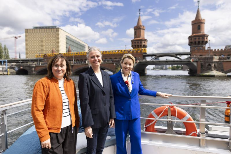 Pressetermin auf der Spree: Sabine Wendt (visitBerlin), Rikke Holm Petersen (Wonderful Copenhagen) und Franziska Giffey, Senatorin für Wirtschaft, Energie und Betriebe, präsentieren das Nachhaltigkeitsprojekt BerlinPay in Berlin. © visitBerlin/Dirk Mathesius