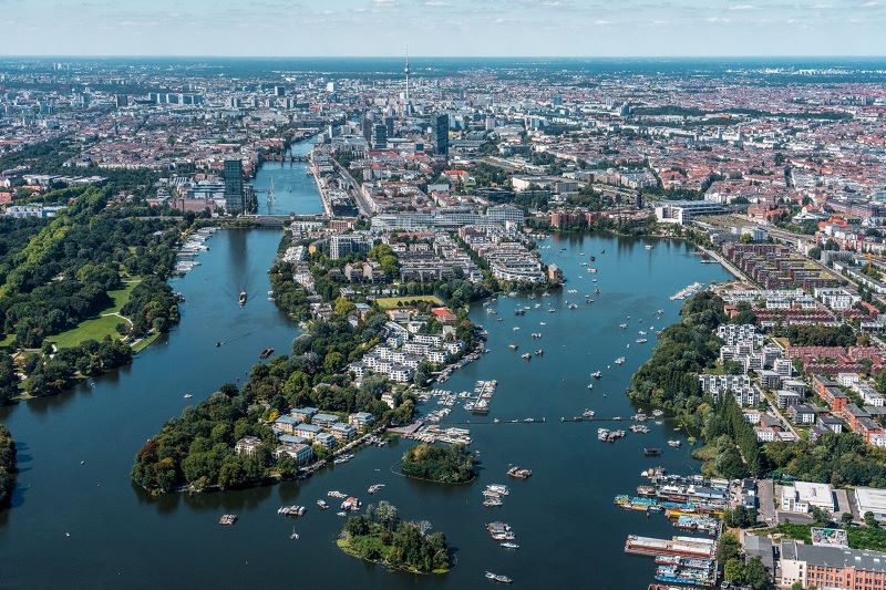 Berlins Wasserlandschaft steht im Mittelpunkt des neuen Projekts BerlinPay, das nachhaltigen Tourismus auf Spree, Seen und Kanälen fördern soll. © visitBerlin/Oliver Lang
