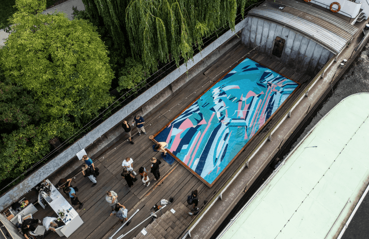 Kunst am Wasser: Hošek Contemporary ist Teil von BerlinPay und verbindet Kultur, Nachhaltigkeit und urbane Freizeitangebote entlang der Berliner Wasserwege. © Eugen Lebedew/MillionMotion/visitBerlin