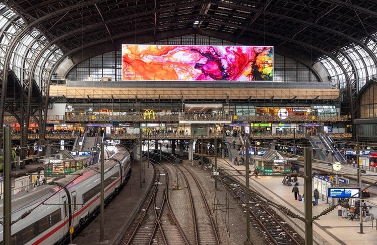 Auf "The Whale" ausgestellte Artcrush-Kunst am Hamburger Hauptbahnhof