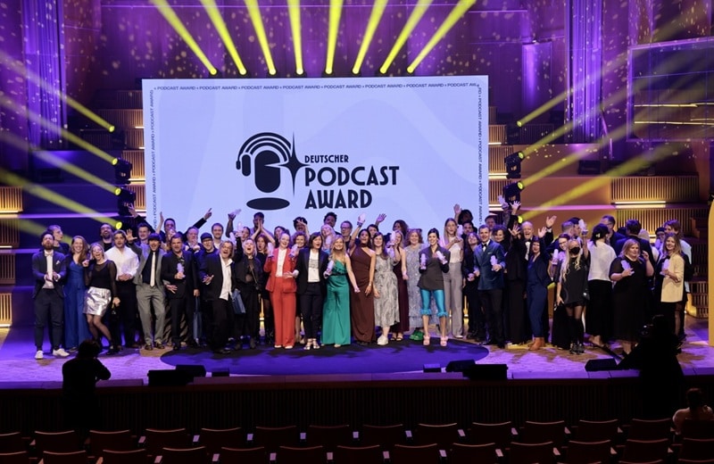 Die versammelten Preisträger in Berlin (Bild: Deutscher Podcast Award)