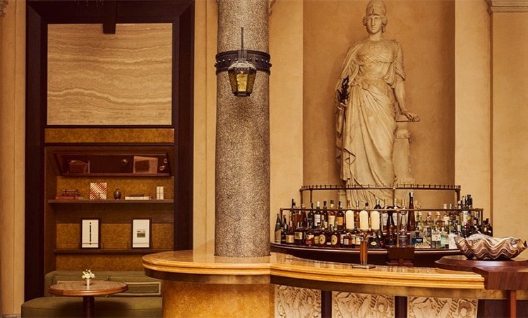 Mit seinen historischen Fresken, edlen Materialien und der subtilen Verbindung aus römischer Grandezza und modernem Design wirkt das Orient Express La Minerva wie eine stilvolle Hommage an die Eleganz vergangener Zeiten. © Orient Express La Minerva, Alexandre Tabaste