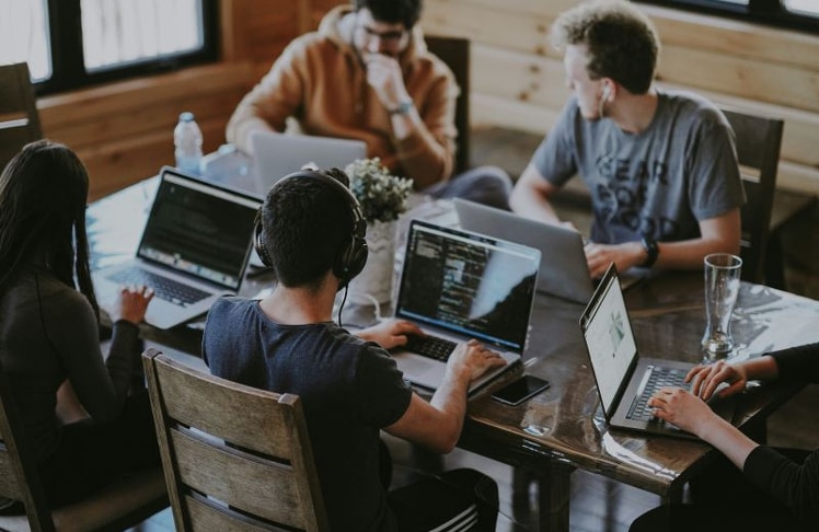 ChatGPT und andere generative KI-Tools entwickeln sich für viele Studierende zunehmend zum digitalen Kommilitonen im Hochschulalltag.