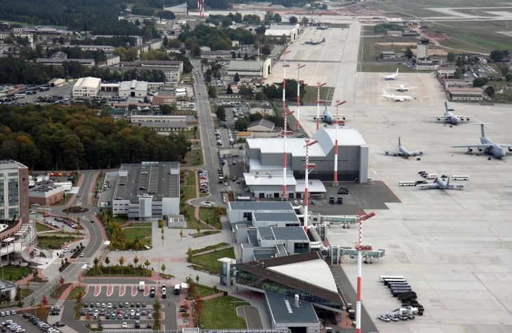 Die Ramstein Air Base in Rheinland-Pfalz gilt als zentrale logistische Drehscheibe der USA in Europa und ist ein bedeutender Wirtschaftsfaktor für die Region.