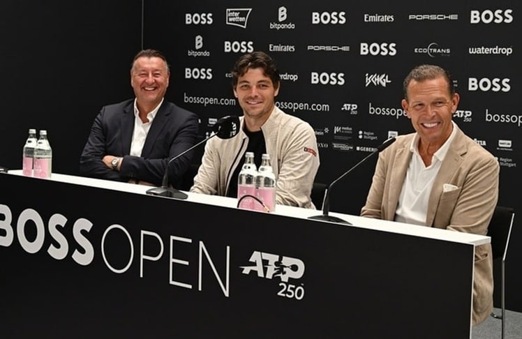 Turnierdirektor Edwin Weindorfer, BOSS-Markenbotschafter und Titelverteidiger Taylor Fritz sowie BOSS-CEO Daniel Grieder bei der Pressekonferenz der BOSS OPEN in Stuttgart, bei der die Vertragsverlängerung bis 2030 bekannt gegeben wurde.