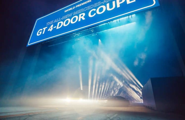 Lichtshow, Nebel und überdimensionale Autobahn-Schilder prägten die Weltpremiere des neuen Mercedes-AMG GT 4-Türer Coupés in Los Angeles.