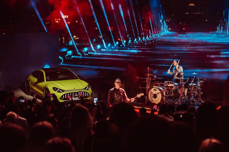 Zwischen Lichtshow, Skyline und Elektro-AMG sorgten Blink-182 bei der Weltpremiere in Los Angeles für Festivalstimmung. © Mercedes-Benz