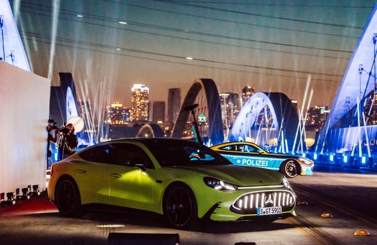 Der neue Mercedes-AMG GT 4-Türer fuhr bei seiner Weltpremiere über die zur Autobahnkulisse umgestaltete 6th Street Bridge in Los Angeles.